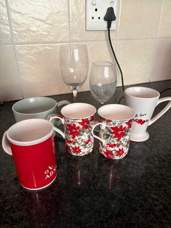 5 x assorted coffee cups plus two wine glasses - as new condition!