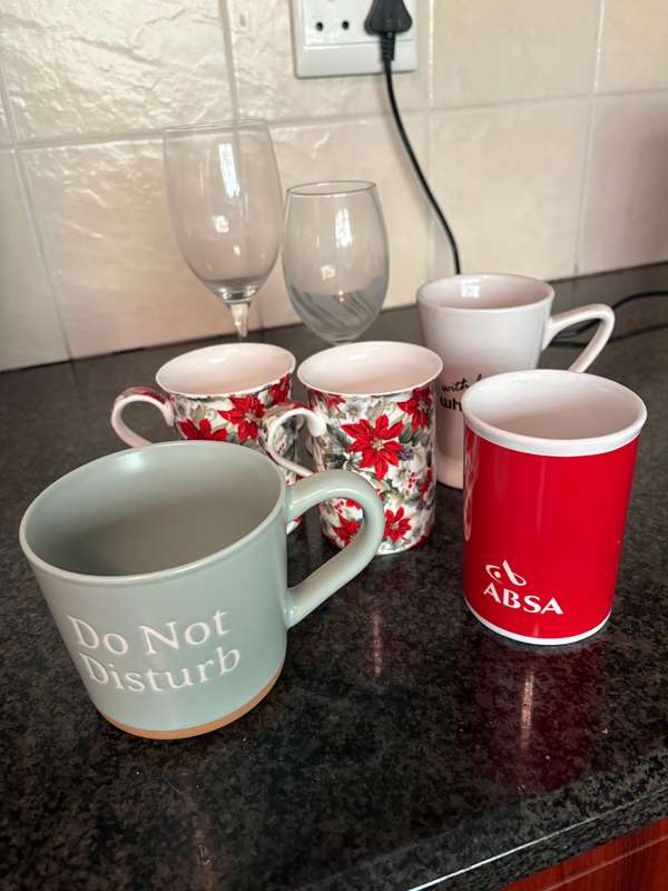 5 x assorted coffee cups plus two wine glasses - as new condition!