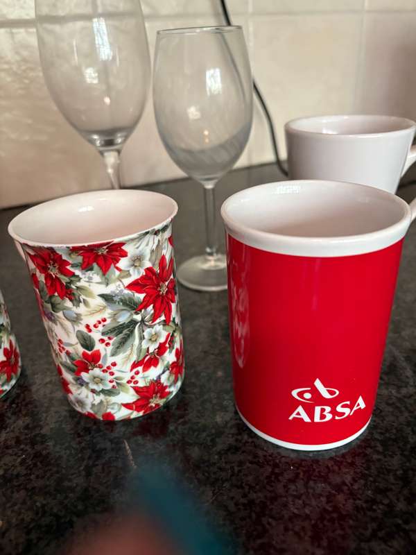5 x assorted coffee cups plus two wine glasses - as new condition!