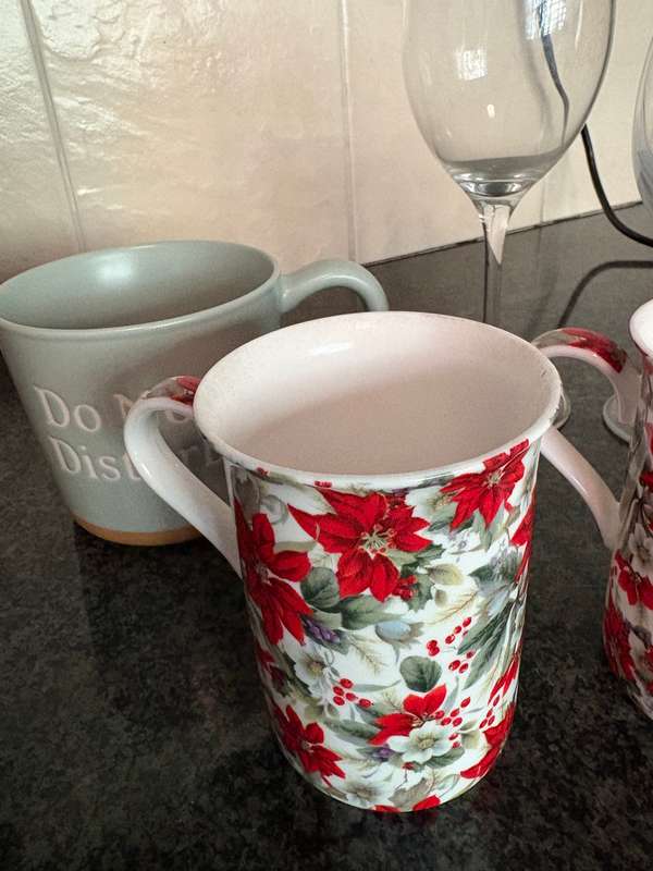 5 x assorted coffee cups plus two wine glasses - as new condition!