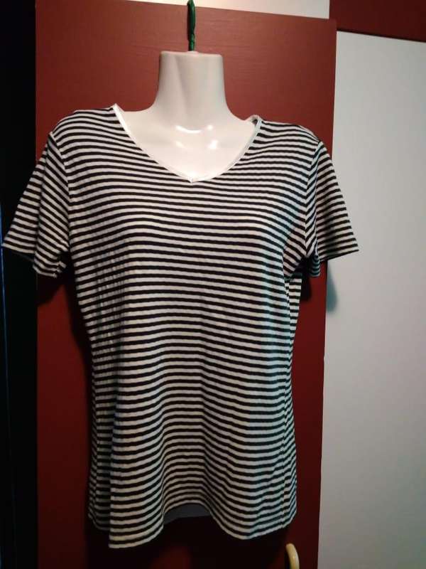 Black and white shirt Size M Topics