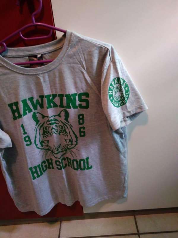 Stranger Things Hawkins High School T-shirt Size L