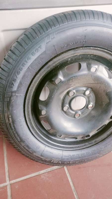 V W Polo Tyre and Rim - Like new 175-65-14