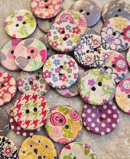 50pcs x 20mm   Assorted  Coconut Buttons / 2 Hole / Flat Round /Painted  / 1 Mixed  Pack