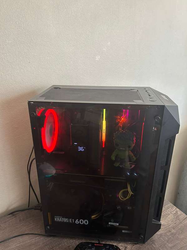 Gaming PC 9th gen I5 + 16GB RAM + 8GB GPU + 4 controllers