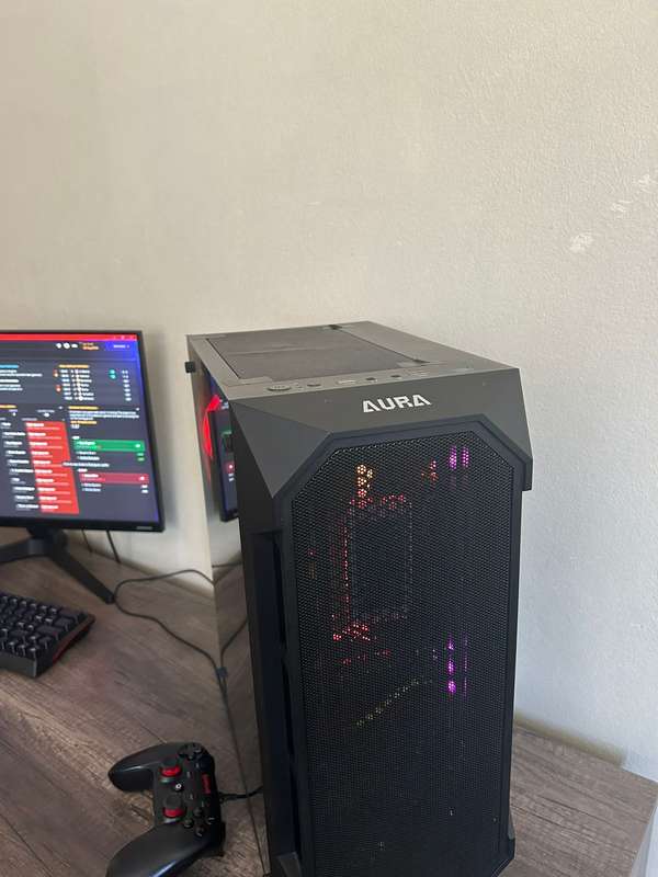 Gaming PC 9th gen I5 + 16GB RAM + 8GB GPU + 4 controllers