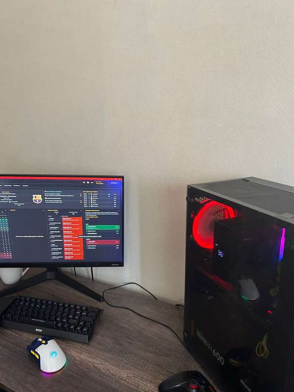 Gaming PC 9th gen I5 + 16GB RAM + 8GB GPU + 4 controllers
