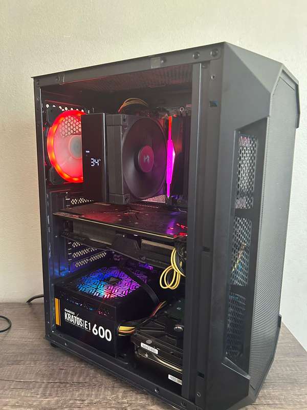 Gaming PC 9th gen I5 + 16GB RAM + 8GB GPU + 4 controllers