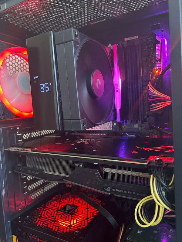Gaming PC 9th gen I5 + 16GB RAM + 8GB GPU + 4 controllers