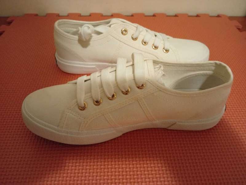 Pierre Cardin Size 5 Women's Converse Shoes For Sale