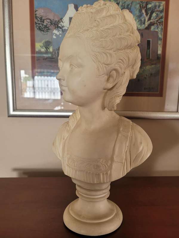 VINTAGE MARIE ANTOINETTE BUST SCULPTURE, ELEGANT AND TIMELESS