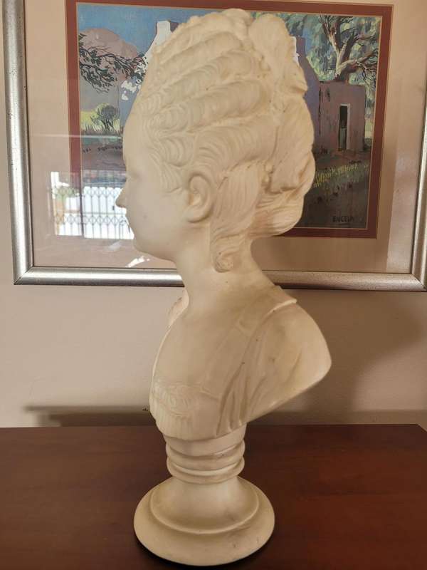 VINTAGE MARIE ANTOINETTE BUST SCULPTURE, ELEGANT AND TIMELESS