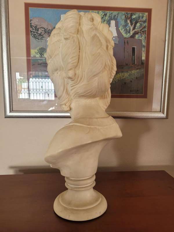 VINTAGE MARIE ANTOINETTE BUST SCULPTURE, ELEGANT AND TIMELESS