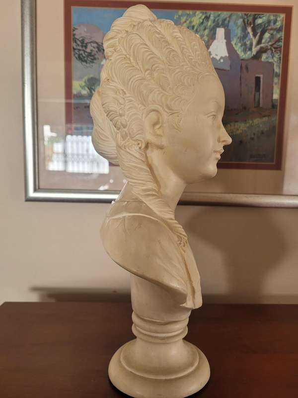 VINTAGE MARIE ANTOINETTE BUST SCULPTURE, ELEGANT AND TIMELESS