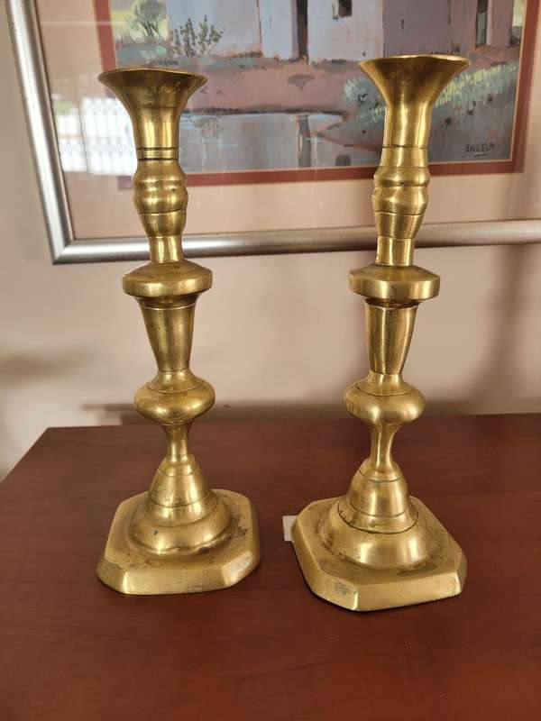 A PAIR OF SOLID BRASS VINTAGE/ANTIQUE CANDLESTICKS 25 CM HIGH 1,5 KILOGRAMS EACH.