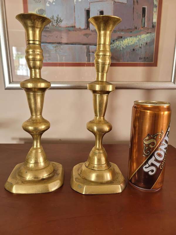 A PAIR OF SOLID BRASS VINTAGE/ANTIQUE CANDLESTICKS 25 CM HIGH 1,5 KILOGRAMS EACH.