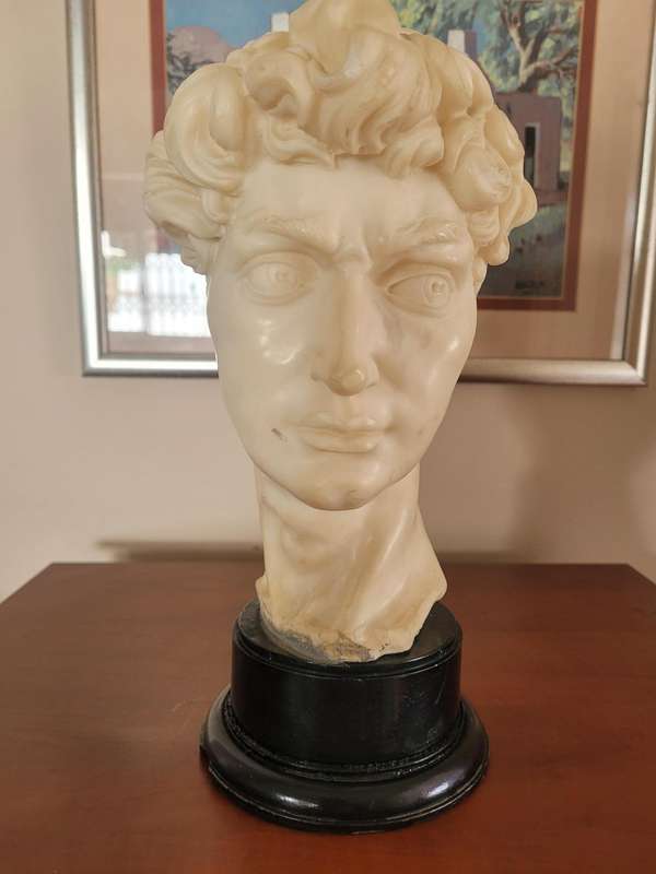 DAVID BY MICHAELANGELO A TIMELESS REPLICA MASTERPIECE. 28CM HIGH