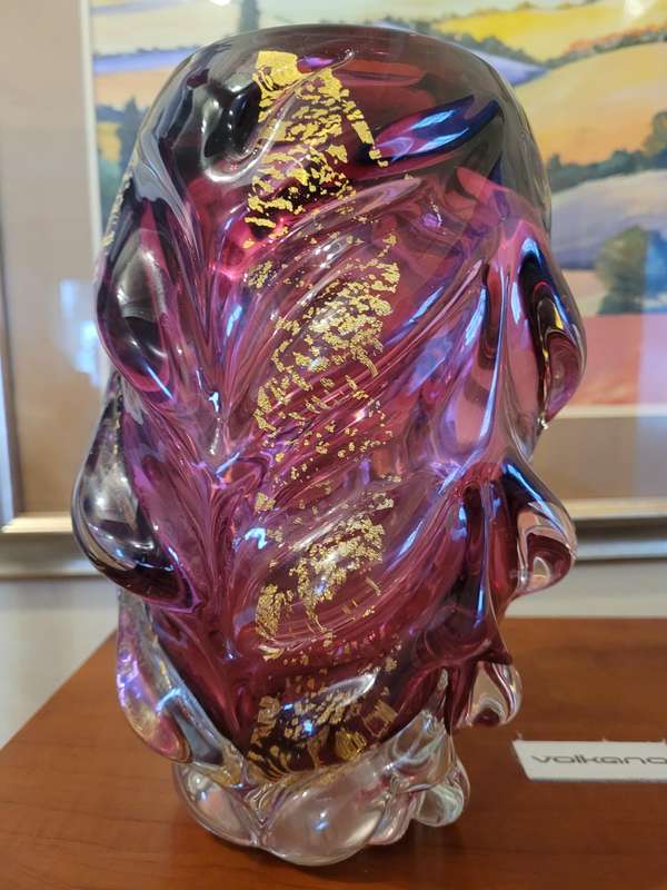 SUBSTANTIAL, FABULOUS MURANO/ITALIAN ART VASE WITH GOLD LEAF INCLUSIONS. 23CM HIGH BY 17CM WIDE.