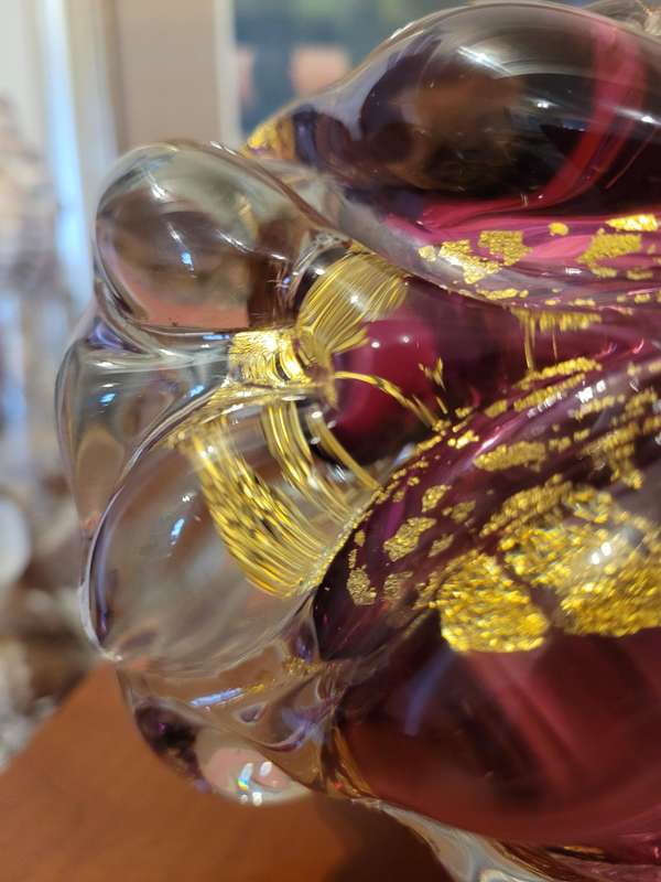 SUBSTANTIAL, FABULOUS MURANO/ITALIAN ART VASE WITH GOLD LEAF INCLUSIONS. 23CM HIGH BY 17CM WIDE.