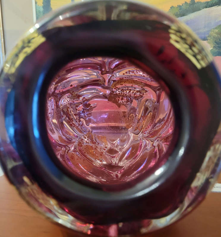 SUBSTANTIAL, FABULOUS MURANO/ITALIAN ART VASE WITH GOLD LEAF INCLUSIONS. 23CM HIGH BY 17CM WIDE.