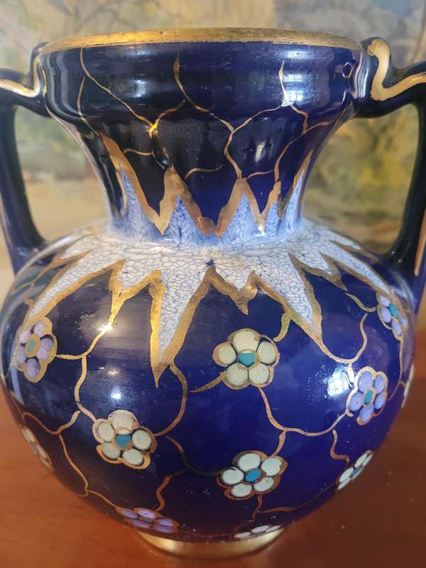REGINA PARIS NUMBERED HAND PAINTED GOUDA HOLLAND VASE. BEAUTIFUL COLOURS IN EXCELLENT CONDITION