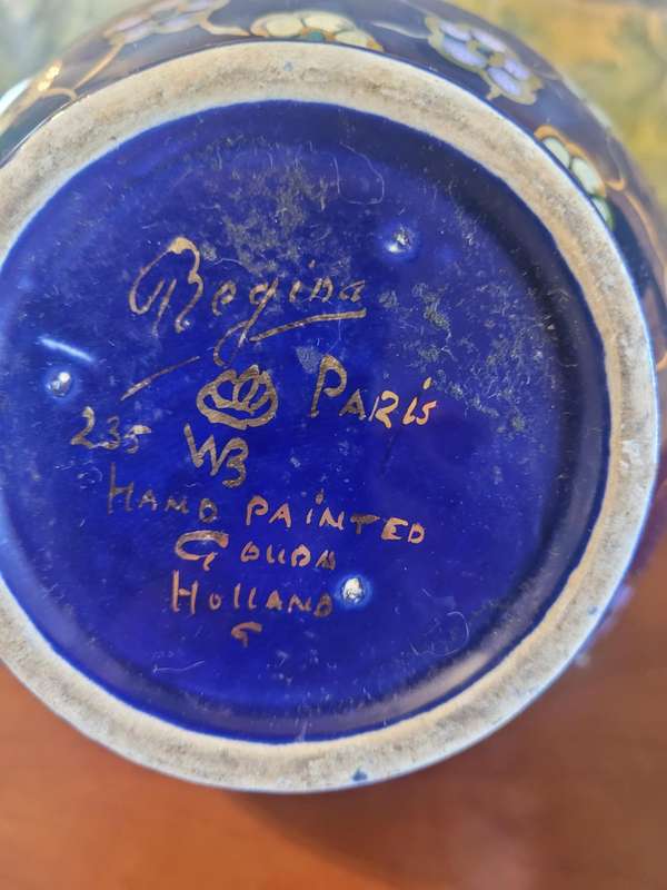 REGINA PARIS NUMBERED HAND PAINTED GOUDA HOLLAND VASE. BEAUTIFUL COLOURS IN EXCELLENT CONDITION