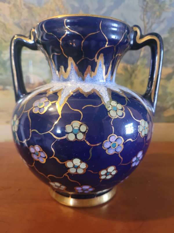 REGINA PARIS NUMBERED HAND PAINTED GOUDA HOLLAND VASE. BEAUTIFUL COLOURS IN EXCELLENT CONDITION