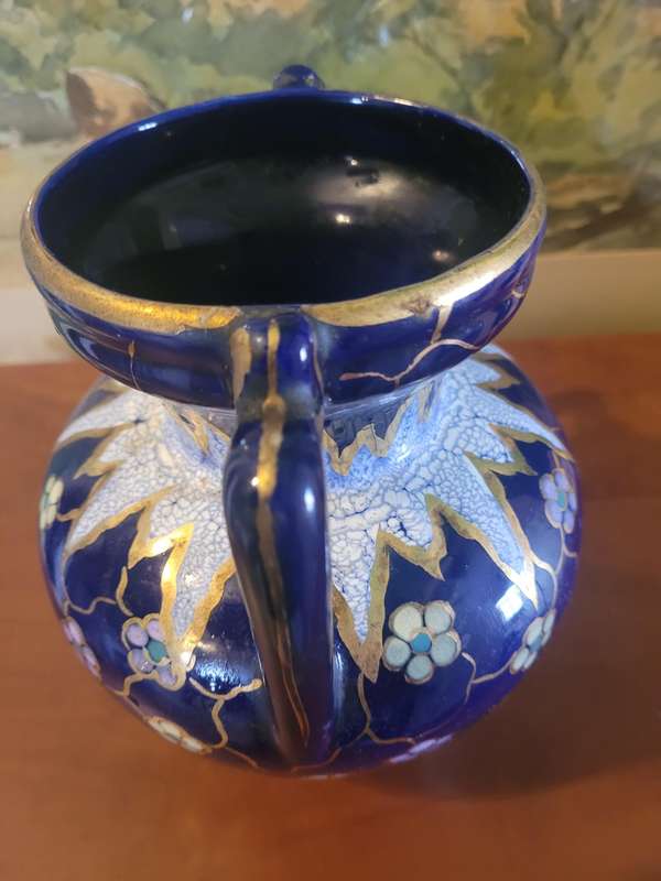 REGINA PARIS NUMBERED HAND PAINTED GOUDA HOLLAND VASE. BEAUTIFUL COLOURS IN EXCELLENT CONDITION