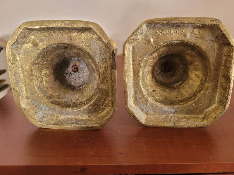 A PAIR OF SOLID BRASS VINTAGE/ANTIQUE CANDLESTICKS 25 CM HIGH 1,5 KILOGRAMS EACH.