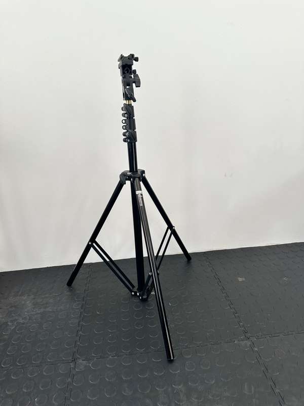 Speedlight pack - Canon 630ex-rt, transmitter, additional yongnuo speedlight, and light stand