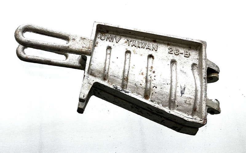 VINTAGE No 26-B BANK SINKER MOLD. MAKE YOUR OWN FISHING WEIGHTS. MADE IN TAIWAN.