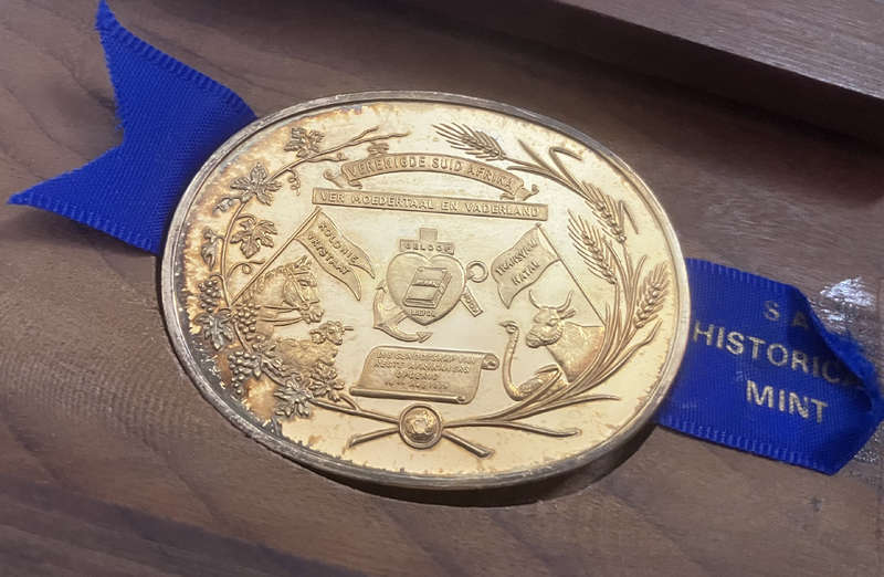 Verenigde Suid Afrika Commemorative Silver Medallion in Wooden Case. 39.3g, of .925 Sterling Silver.