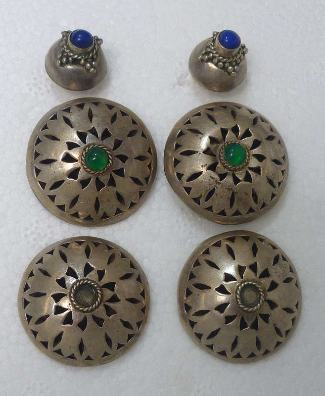 ANTIQUE, .925 STERLING SILVER STUD EARRINGS WITH EMERALD GREEN & BLUE LAPIS STONES, 29 GRAMS.