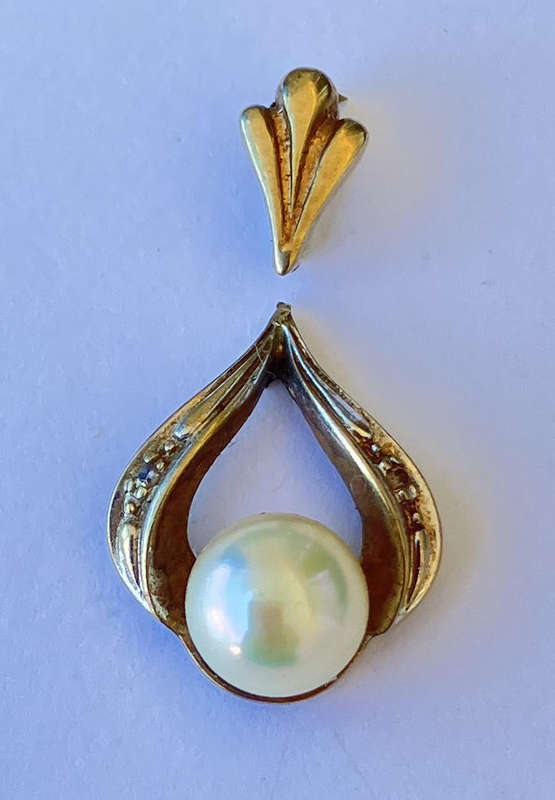 Small 9kt Gold Pendant with Pearl, 1.2g. Scrap or Repair.