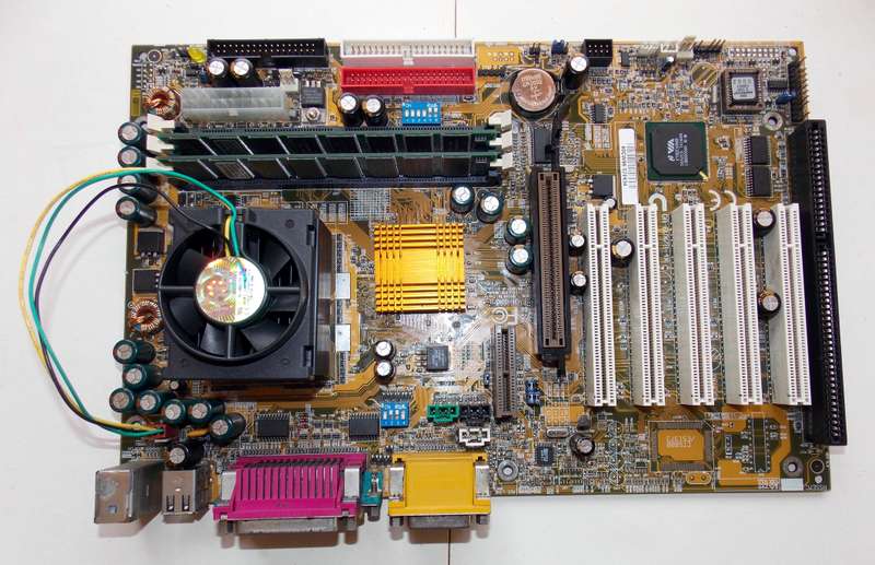 Gigabyte GA-6VX7B-4X Rev 3.2 Pentium III 1000Mhz 256mb RAM (2000)