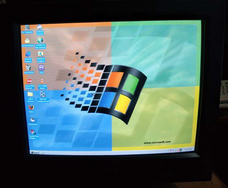 LG 710S CRT Flat Panel 17 Inch VGA Monitor (2006)