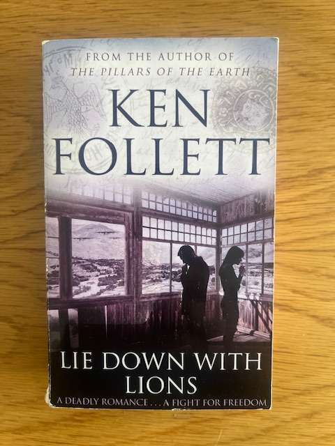 Book: Ken Follett - Lie down with lions.
