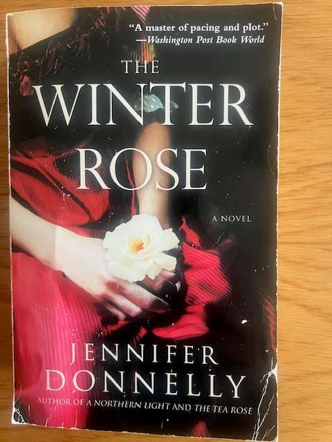Book: Jennifer Donnelly. The winter rose.