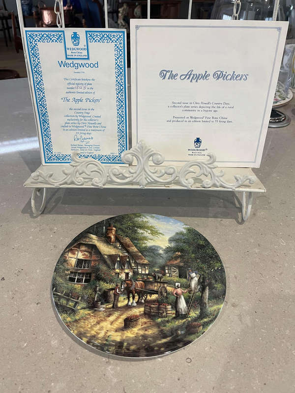 Wedgwood Limited Edition Collectors Plate - THE APPLE PICKERS - Box, COA and Booklet.