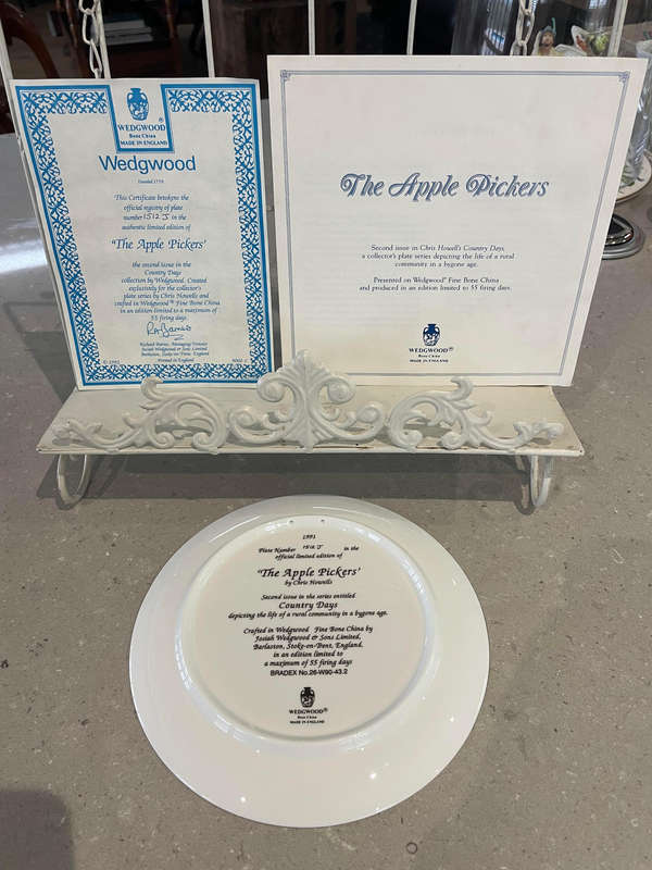 Wedgwood Limited Edition Collectors Plate - THE APPLE PICKERS - Box, COA and Booklet.