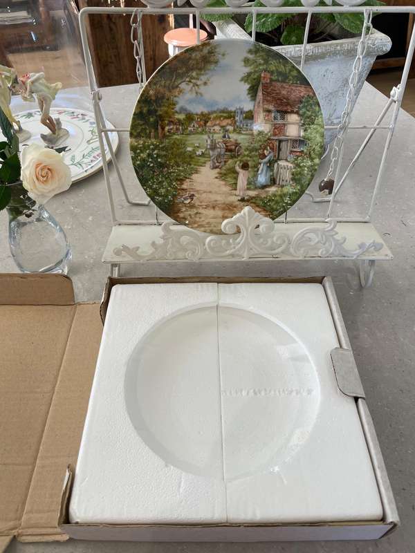 Wedgewood - 1st issue ltd addition plate nr 3514B "The Path to the Green" by Petula Stone.
