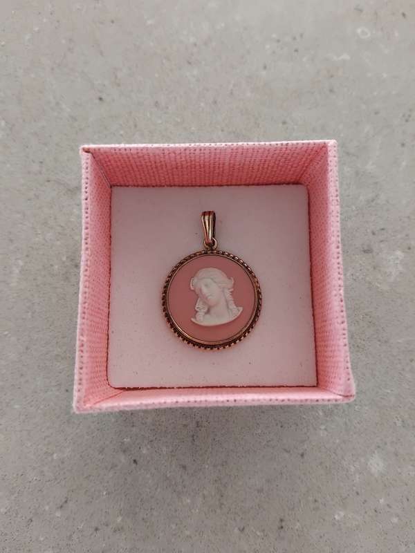 Vintage London hallmarked pink jasperware small cameo.