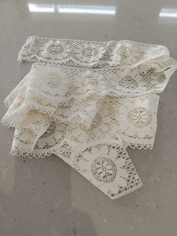 Beautiful vintage Chantilly lace 4meter and 10cm.