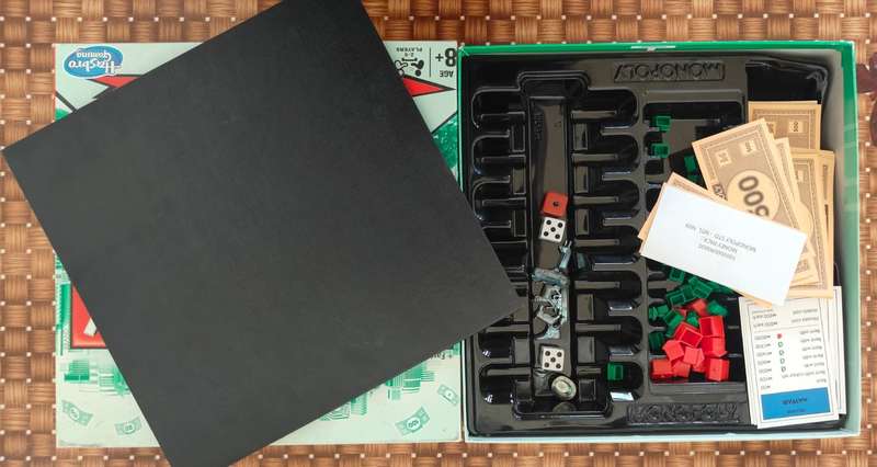 Monopoly - Hasbro Gaming, as illustrated. Complete and in very good condition!