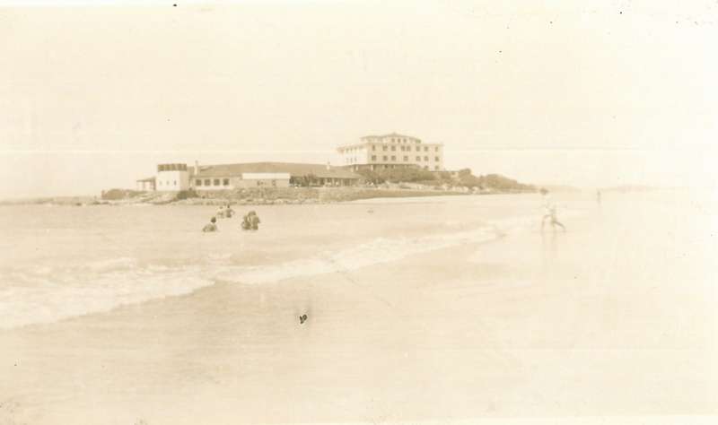 Antique and vintage "snapshots" and photos in vintage 25cm x 19cm x 10cm case. SEE DESCRIPTION,