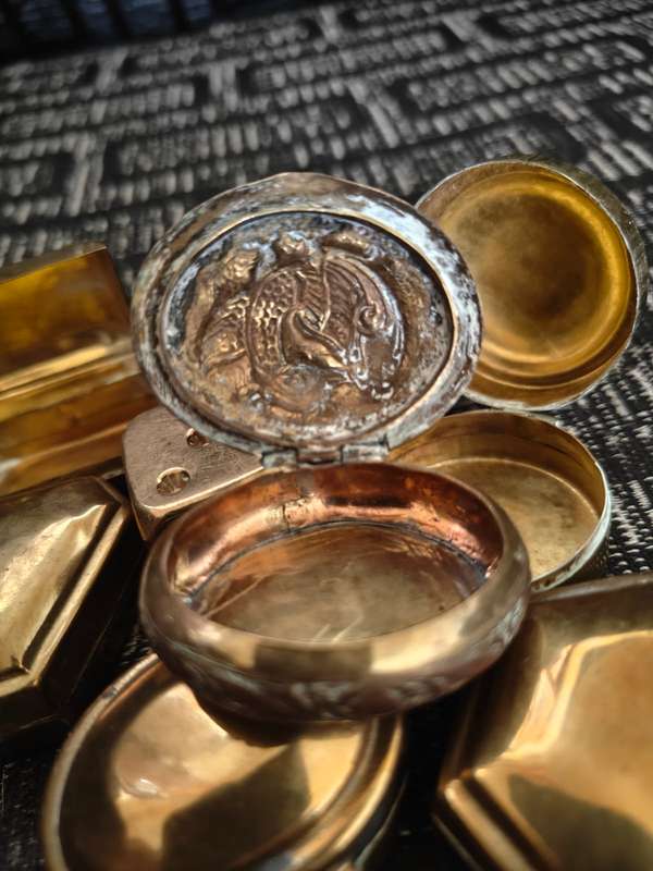 BRASS TINS and other objects (9) - Indian origin. See description.
