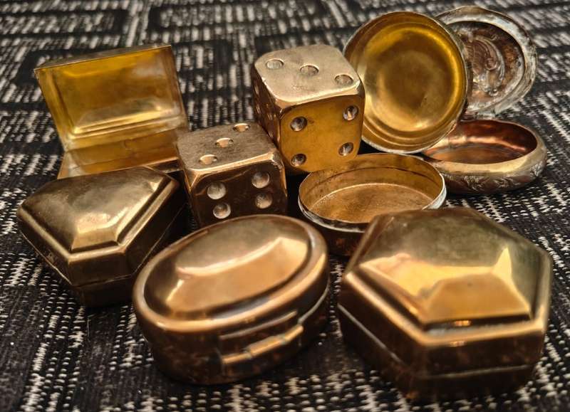 BRASS TINS and other objects (9) - Indian origin. See description.