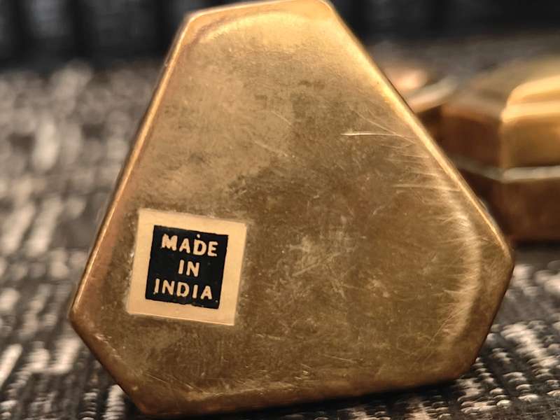 BRASS TINS and other objects (9) - Indian origin. See description.