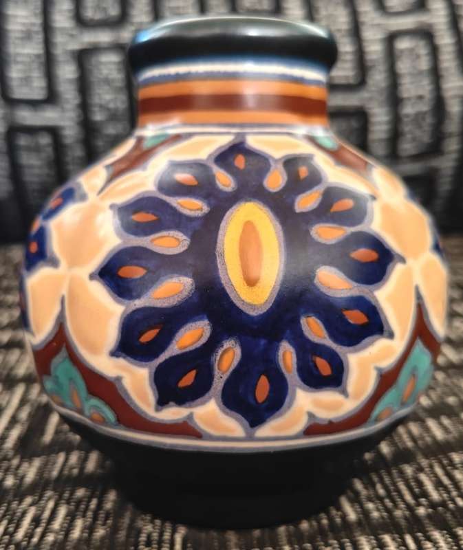 Small GOUDA vase in fine condition! 12cm high.