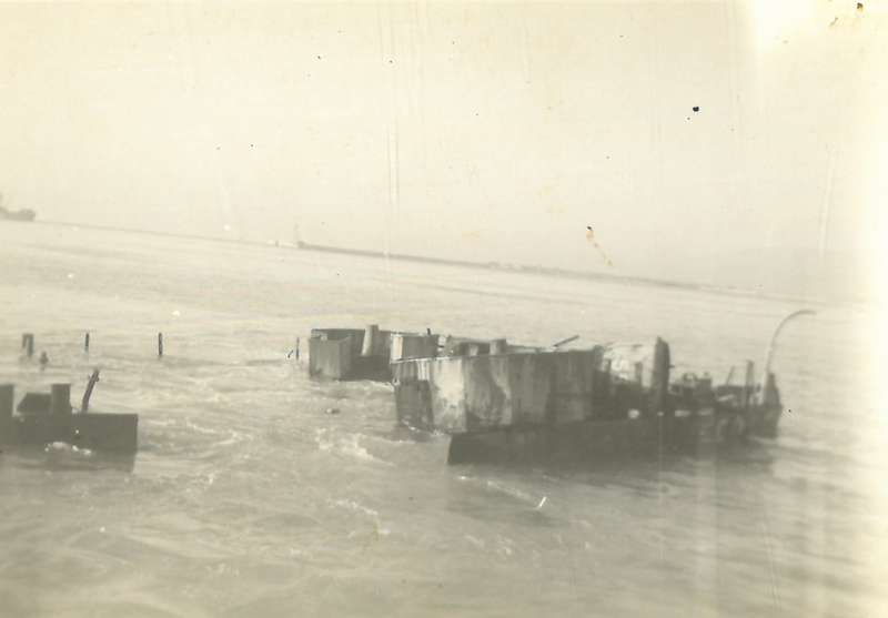 Antique and vintage "snapshots" and photos in vintage 25cm x 19cm x 10cm case. SEE DESCRIPTION,
